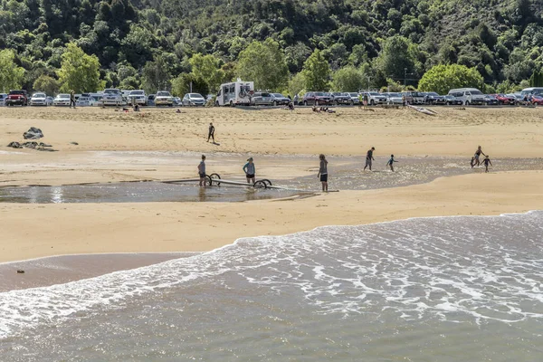 Kaiteriteri Nueva Zelanda Noviembre 2019 Turistas Esquivando Aumento Marea Playa —  Fotos de Stock