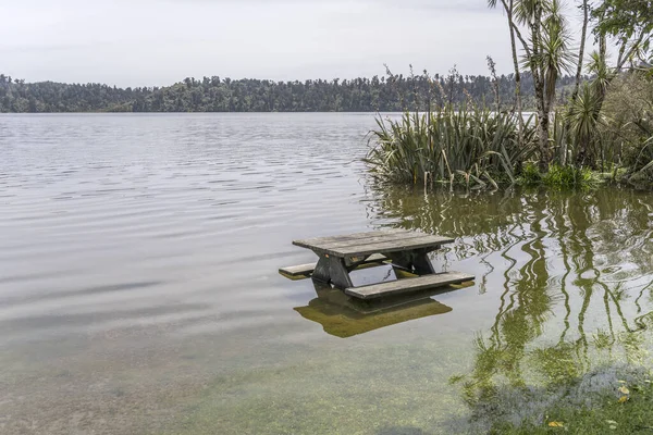 Landschaft Mit Überflutetem Picknicktisch Ianthe See Aufgenommen Hellen Frühlingslicht Bei — Stockfoto