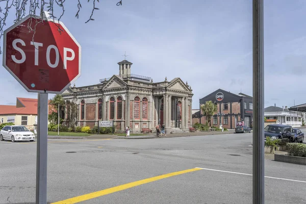 2019年11月17日 位于纽西兰霍基蒂卡 Hokitika New Zealand 城市景观 历史建筑位于十字路口 2019年11月17日在新西兰南岛西海岸霍基蒂卡 Hokitika 的明亮的春光下拍摄 — 图库照片