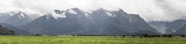 Landscape Low Clouds Burster Range Mountains Shot Bright Cloudy Light — Stock Photo, Image