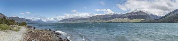 Paisagem Lago Alpino Com Praia Costas Verdes Montanhas Cobertas Neve — Fotografia de Stock