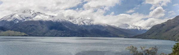 ワナカ アルパイン湖の風景北側には春の雪が積もり 西海岸からの明るい光の中で撮影された首 オタゴ ニュージーランド — ストック写真