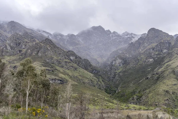 Paysage Avec Nuages Bas Neige Printemps Sur Chaîne Montagnes Remarquables — Photo