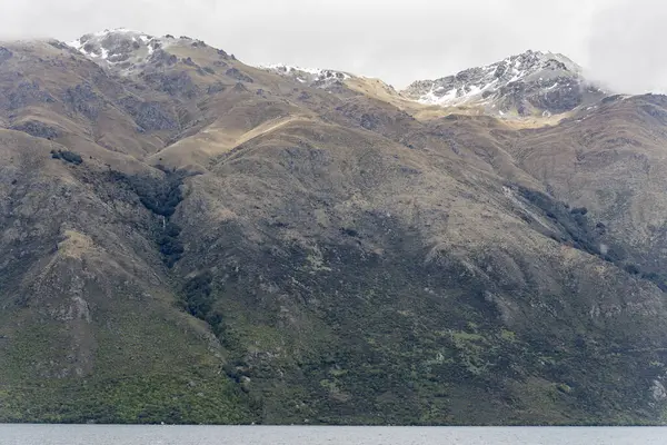 ワカティプ湖の岸にヘコール山脈のピークの急な斜面を持つ風景 近くの悪魔階段から明るい春の光で撮影 オタゴ ニュージーランド — ストック写真