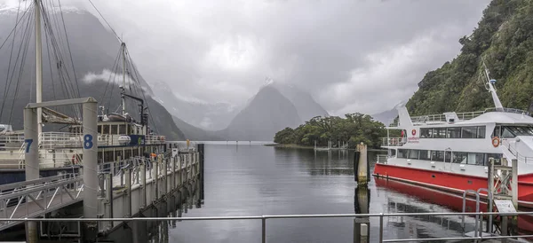 Milford Sound Nueva Zelanda Noviembre 2019 Paisaje Con Embarcaciones Turísticas — Foto de Stock