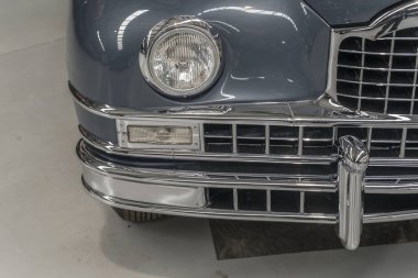 Krom kaplama ön lambaların ayrıntıları klasik arabanın tamponu. Wanaka, Otago, Güney Adası, Yeni Zelanda