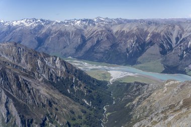 Gökyüzü, Hawea Gölü 'ndeki High Burn Nehri deltasından, yukarıdan, Otago, Güney Adası, Yeni Zelanda' dan, parlak bahar ışığında çekilmiş.