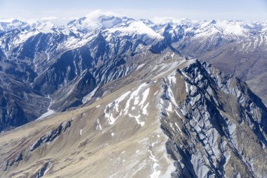 Seton Peak 'in dik ve karanlık zirvesinden, güneyden, Otago, South Island, Yeni Zelanda' dan, parlak bahar ışığı altında çekilen bir hava aracı.