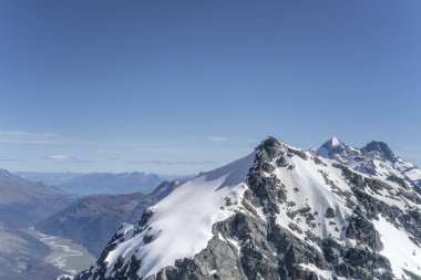 Anten, dik kayalık yamaçlardan oluşan bir planörden. Clarke, kuzeyden, Otago 'dan, Güney Adasından, Yeni Zelanda' dan parlak bir bahar ışığı altında vuruldu.