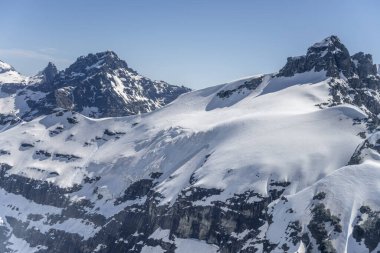 Kuzey-doğu, Otago, Güney Adası, Yeni Zelanda 'dan parlak bahar ışığı altında çekilen, baş dağının güney yamacındaki bir kar yığınından.