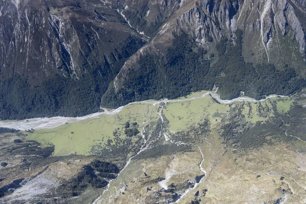 Antenne Von Einem Segelflugzeug Aus Von Grünen Lichtungen Wald Felsigen — Stockfoto