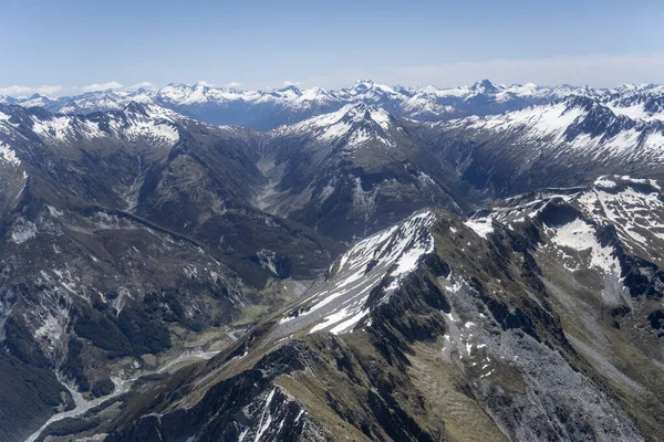 空飛ぶ グライダーから 周囲の山の峰ビッグ ホプウッド バーン バレー 東から明るい春の光で撮影 オタゴ ニュージーランド — ストック写真