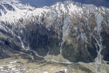 Young Range 'deki Scrubby Düz Vadisi' nin planöründen, yukarıdan, Otago, Güney Adası, Yeni Zelanda 'dan, parlak bahar ışığında çekilen hava aracı.