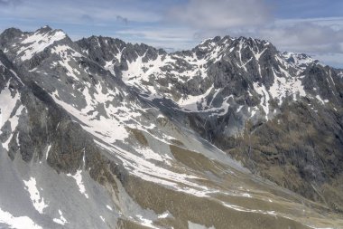 Anten, bir planörden, Mt. Rigel 'in çorak yamaçlarında bahar karları var. Güneydoğudan, Otago' dan, Güney Adası 'ndan, Yeni Zelanda' dan parlak bahar ışığı altında çekilmiş.