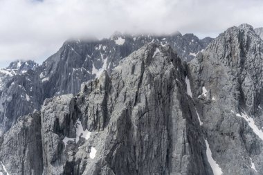 Anten, bir planörden, Süzülen Koyu Kayalık Dağı 'nda. Zirvede bulutlar, batıdan, Otago 'dan, Güney Adası' ndan, Yeni Zelanda 'dan parlak bahar ışığı altında çekilen heim aralığı.