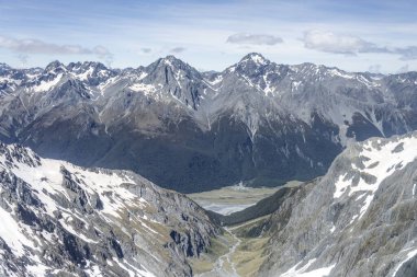 Taiaha Tepesi 'ndeki Thar Deresi' nin kısa dik vadisinden batıdan Canterbury, Güney Adası, Yeni Zelanda 'nın parlak bahar ışığı altında çekilen bir hava aracı.