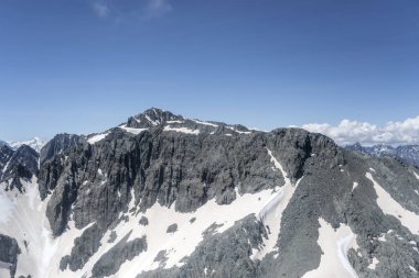 Edgar Thomson Dağı 'nın üzerinde asılı duran kayalık yamaçtan güney batıdan, Canterbury, Güney Adası, Yeni Zelanda' dan parlak bahar ışığı altında çekilmiş bir hava aracı.