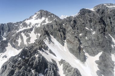 Anten, bir planörden, dağdaki kayalık yamaçlarda asılı duruyor. Sealy, güneyden parlak bir bahar ışığı altında çekildi, Canterbury, Güney Adası, Yeni Zelanda