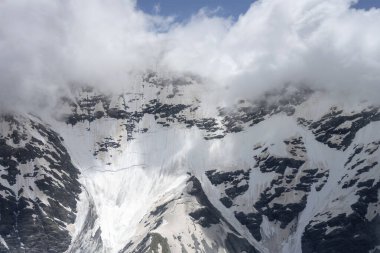 Spence Dağı 'nın buzlu ve kayalık yamaçlarında kayalıklardan oluşan bir planörden çekilen hava, doğudan, Canterbury, Güney Adası, Yeni Zelanda' dan gelen parlak bahar ışığı altında çekilmiştir.