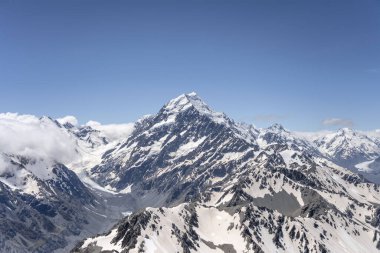 Anten, planörden, Mt. Çevresinde Hooker ve Tasman buzulları olan aşçılar, güneybatıdan, Canterbury, Güney Adası, Yeni Zelanda 'dan parlak bahar ışığı altında çekildiler.