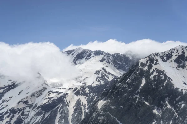 Luchtfoto Vanuit Een Zweefvliegtuig Van Wolken Bedekte Bergen Top Bij — Stockfoto