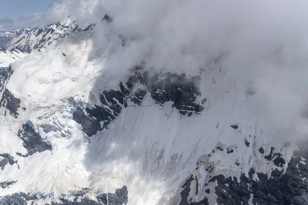 Antenne Vanuit Een Zweefvliegtuig Met Wolken Sneeuw Aardverschuivingen Selwyn Gletsjer — Stockfoto