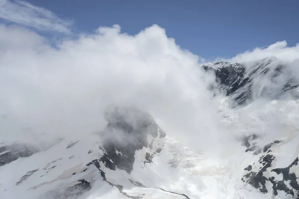 Aerea Aliante Con Neve Ghiaccio Che Incombono Fuori Dalle Nuvole — Foto Stock