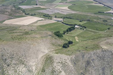 Anten, planörden, Mt. St. Cuthbert verimsiz yamaçları ve Old Man deresi vadisinde yeşil kırsal bölge, Omarama, Canterbury, Güney Adası, Yeni Zelanda yakınlarında parlak bahar ışığında çekildi.