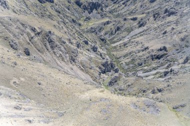 Anten, karanlık kayalarla kaplı bir planörden ve dağdaki vadi bitkisinden. St. Cuthbert verimsiz yamaçları, Omarama, Canterbury, Güney Adası, Yeni Zelanda yakınlarında parlak bahar ışığında çekildi.