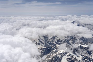 Gökyüzü, bir planörden, Sealy Dağı 'nın zirveleri bulutların üzerinde, yukarıdan çekilen parlak bahar ışığı, Canterbury, Güney Adası, Yeni Zelanda