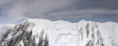 Anten, kayalar, buz ve kar heyelan ile bir planörden yapılmış. Aşçılık Zirvesi, batıdan parlak bahar ışığında çekilen Canterbury, Güney Adası, Yeni Zelanda