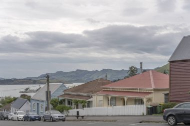 LYTTLETON, NEW ZEALAND - 02 Aralık 2019: Dik yokuş caddesindeki küçük evlere sahip şehir manzarası, 02 Aralık 2019 Lyttleton, Christchurch, Güney Adası, Yeni Zelanda