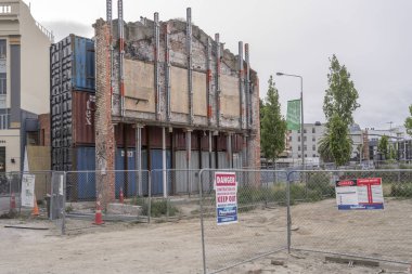 CHRISTCHURCH, NEW ZEALAND - 02 Aralık 2019: Deprem hasarlı binaların yıkıntıları üzerinde yapı iskeleleri olan şehir, 2 Aralık 2019 'da Christchurch, South Island, Yeni Zelanda' da parlak bulutlu bir ışıkta çekildi.