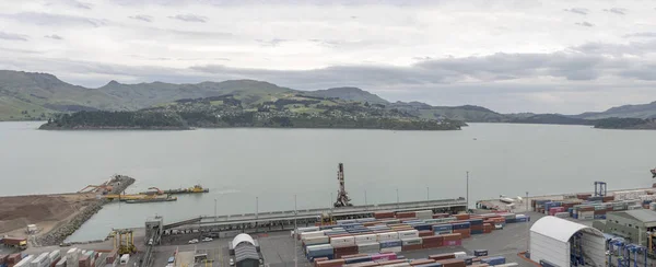 ニュージーランドのリットルトン 2019年12月2日 工業港の波打ち際にコンテナを搭載した航空機が 2019年12月2日にニュージーランド南島クライストチャーチのリットルトンで撮影されました — ストック写真
