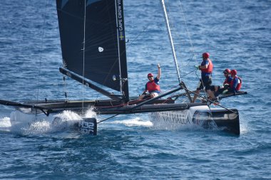 Genoa, İtalya - 25 Eylül: M32 serisinin Akdeniz, yarışmanın son günü hızlı katamaran rekabet Cenova tekne sırasında düzenlenen bir yelken göster 2016. üzerinde 25 Eylül 2016 Genova, İtalya.