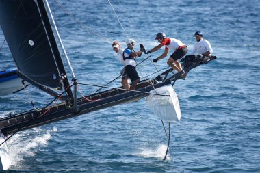 Genoa, İtalya - 25 Eylül: M32 serisinin Akdeniz, yarışmanın son günü hızlı katamaran rekabet Cenova tekne sırasında düzenlenen bir yelken göster 2016. üzerinde 25 Eylül 2016 Genova, İtalya.