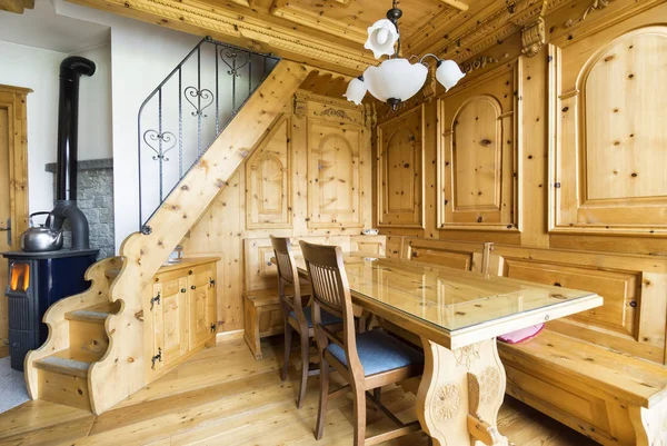 Mountain chalet trä vardagsrum — Stockfoto