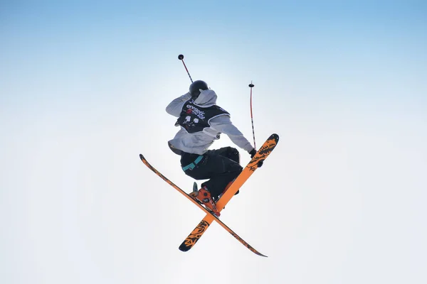 Milano, Italien - 10 Nov 2016: Freestyle Ski World Cup praktiken dag under Big Air Milano. — Stockfoto