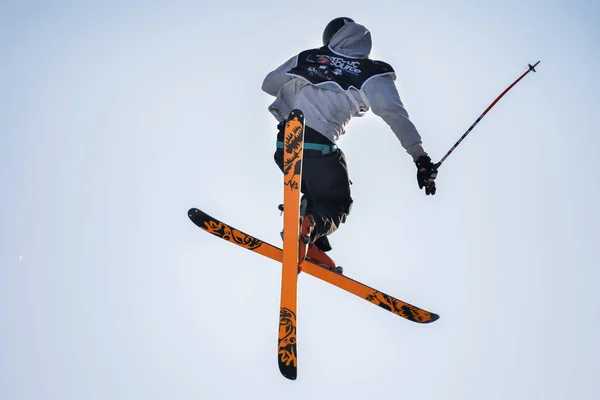 Mailand, Italien - 10. Nov 2016: Freestyle-Ski-Weltcup-Trainingstag im Big Air Mailand. — Stockfoto