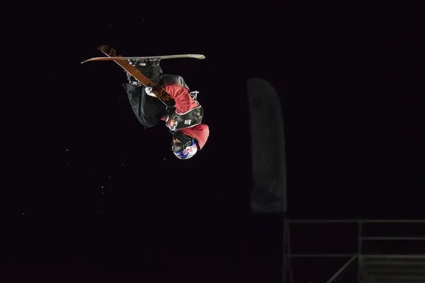 MILANO, ITALIA - 11 NOV 2016: Freestyle Ski Race durante Big Air Milan . — Foto Stock