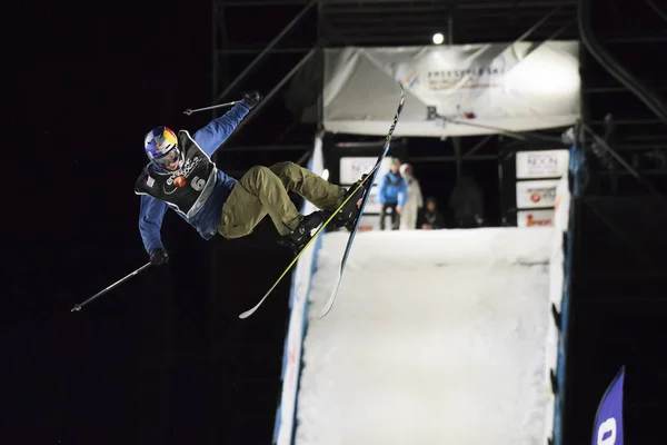 Milan, Olaszország - Nov 11, 2016: Freestyle sí verseny során nagy levegőt Milánó. — Stock Fotó