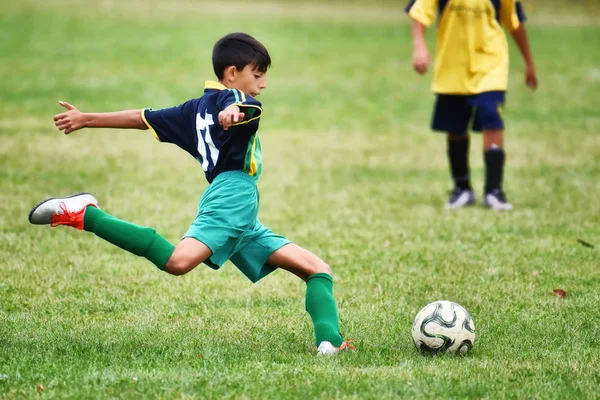 Young boy playing soccer — Stock Photo, Image