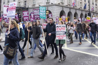 Londra, İngiltere - 19 Kasım 2016: Öğrenci ve öğretim üyeleri Mart ve Londra sokaklarında eğitim tasarıya karşı protestolar.