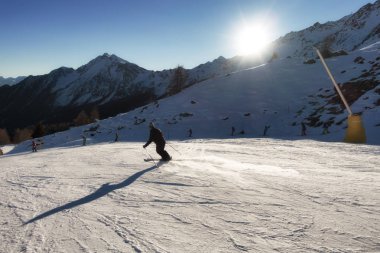 kayakçı Kayak Pisti geç güneş ışığında üzerinde