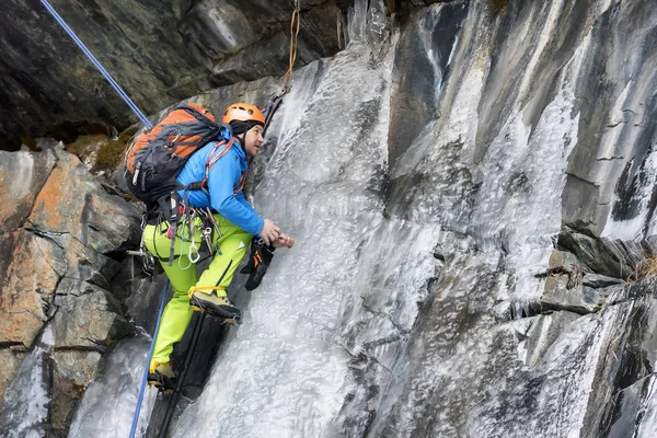 Parete di ghiaccio di montagna arrampicata — Foto Stock