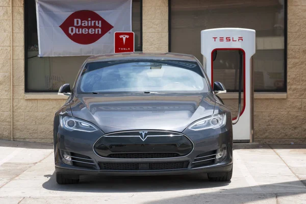 NEEDLES, CALIFORNIA - 10 DE JUNIO DE 2016: Estación de carga Tesla con un coche de carga —  Fotos de Stock