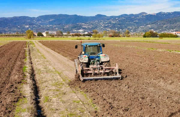 Conceito de agricultura com trator trabalhando em um campo — Fotografia de Stock