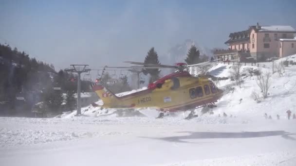 Helikopter ratunkowy służy do odprowadzania narciarz po wypadku — Wideo stockowe