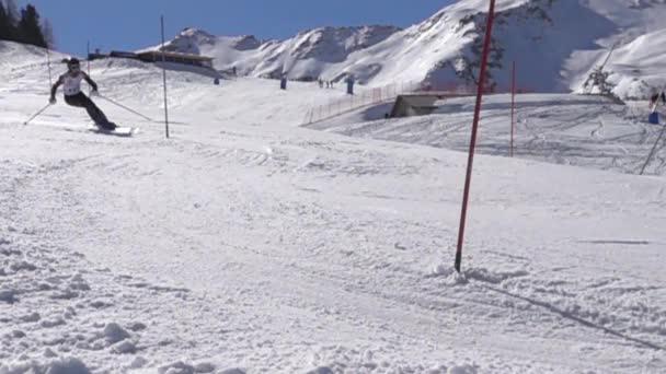Pila, Italy - 20 mars 2017: Artemis Interschool Ski Challenge slalom på den berömda italienska skidorten — Stockvideo