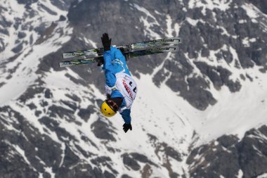Chiesa Valmalenco, İtalya - 31 Mart 2017: Serbest stil Kayak FIS Avrupa Kupası, atlet atlama